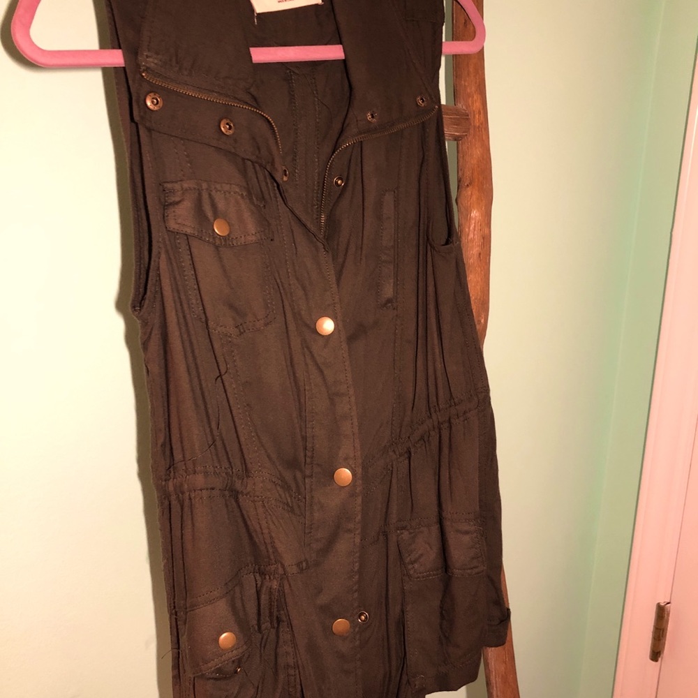 Army green boutique cargo vest